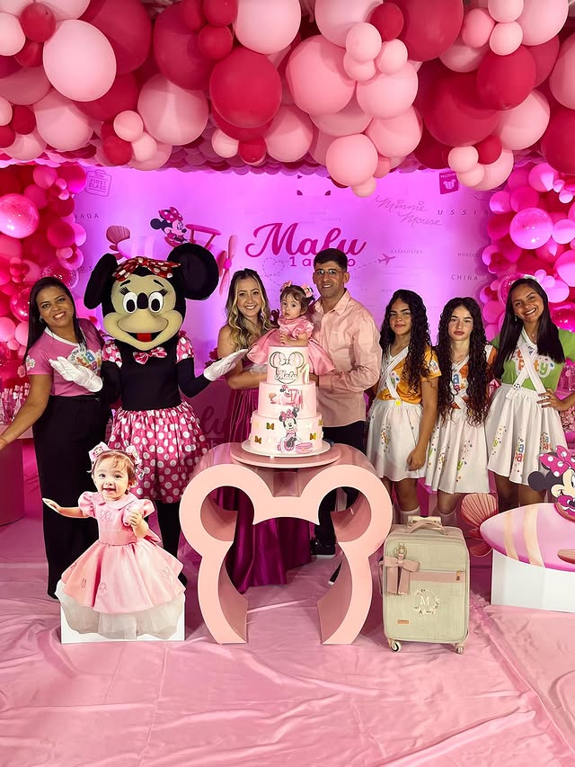 Equipe e família em festa infantil temática